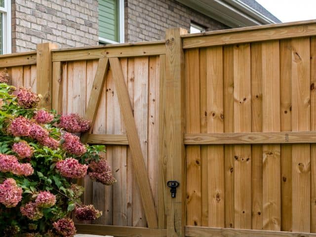 How Much Money Should You Spend to Hire a Myrtle Beach Fence Company?