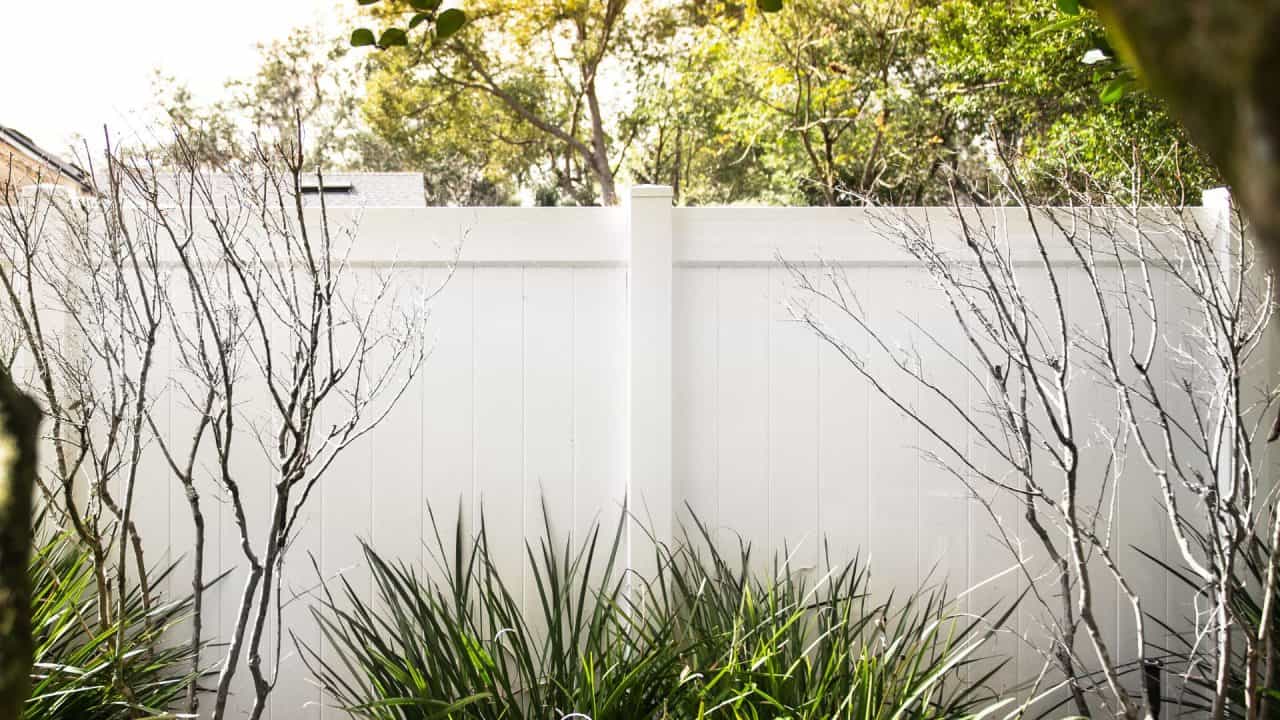 Differences Between Vinyl Fencing and Aluminum Fencing