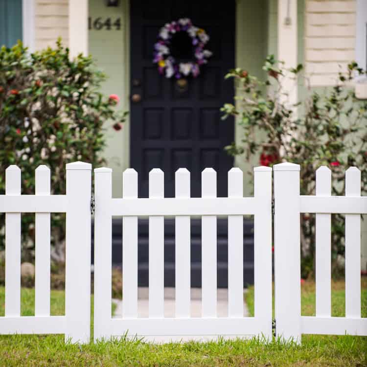front yard fence Houston vinyl http://144.208.71.189/~sfrdev6/wp-content/uploads/2025/02/front-yard-fence-Houston-vinyl.jpg
