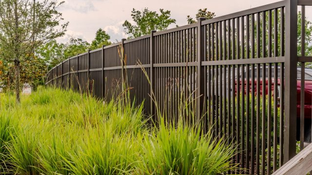 commercial fence builders 